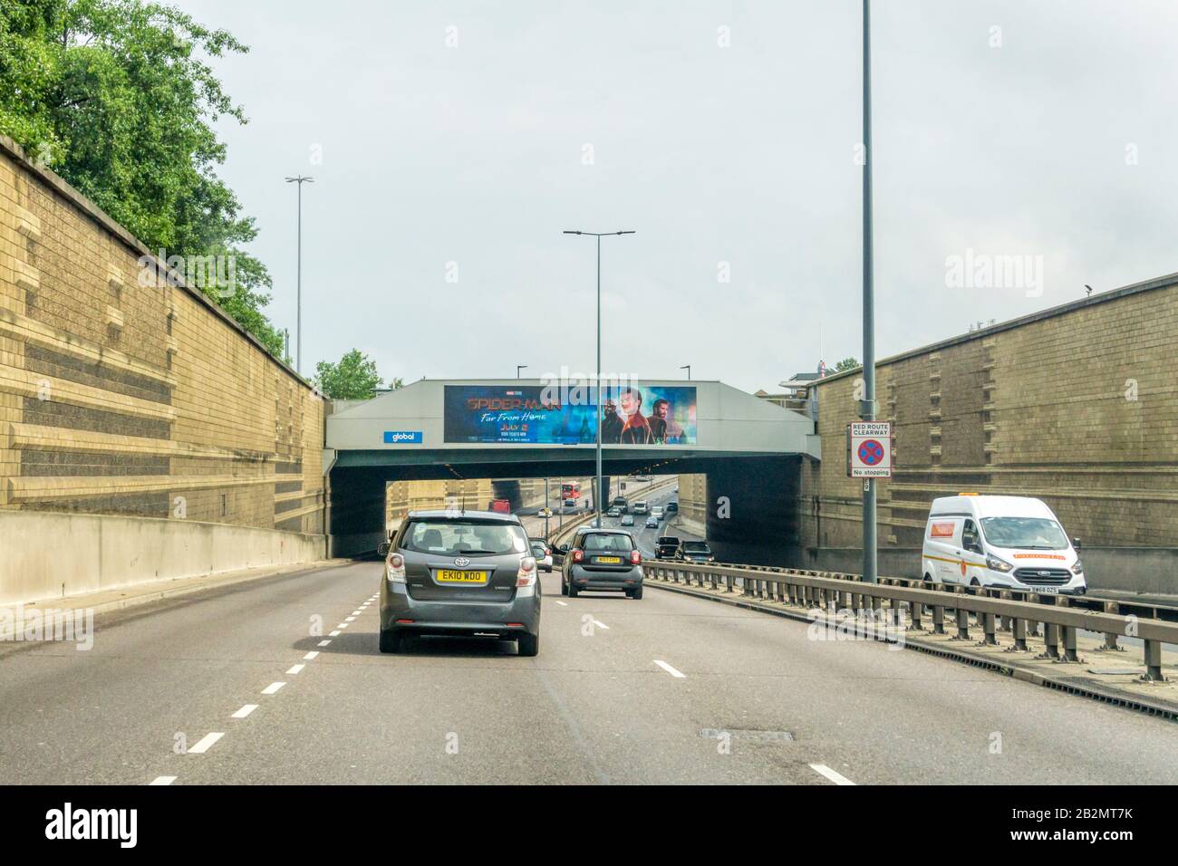 Strada urbana a due carreggiate A12 in un taglio a Leytonstone a Londra Est. La vista si sposta da Londra a nord. Foto Stock