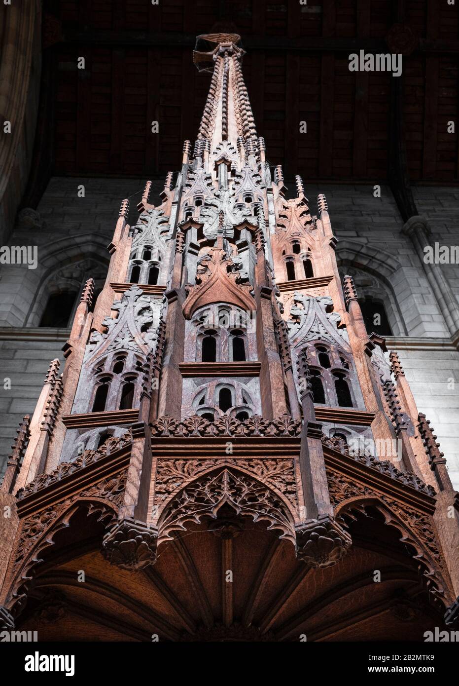 Elaborate tettoia in legno intagliato decorativo sopra il font all'interno della Chiesa Abbazia di Hexham Foto Stock