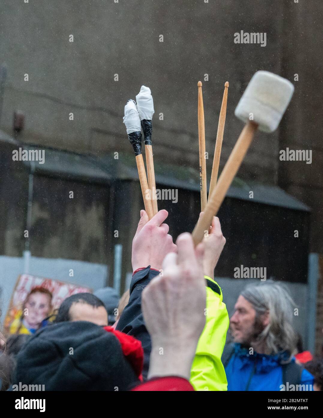 Batteria tenuto aloft alla fine di marzo per clima e School Strike Bristol Feb 28th 2020 dopo aver sentito Greta Thumberg parlare su College Green Foto Stock