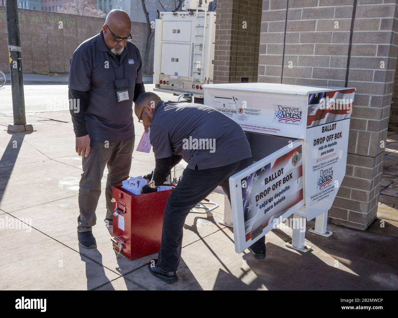 Denver, Stati Uniti. 03rd Mar, 2020. I lavoratori delle elezioni svuotano una votazione a discesa durante il 2020 Presidential Democratic Primary il Super Tuesday a Denver, Colorado, martedì 3 marzo 2020. Foto di Bob Strong/UPI Credit: UPI/Alamy Live News Foto Stock