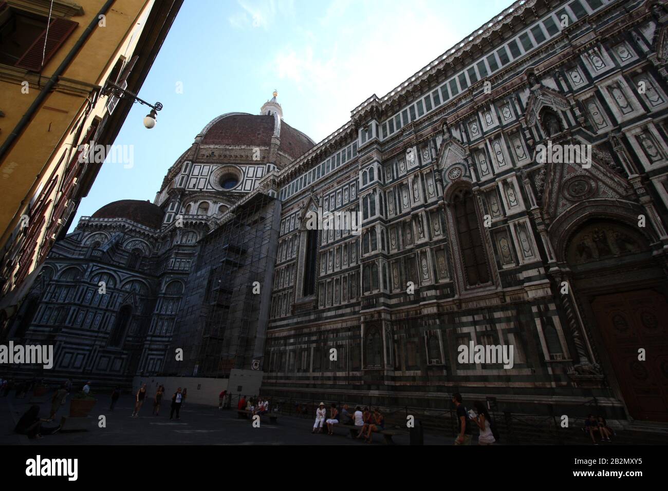 Firenze, Italia - 11 settembre 2011: La Cattedrale di Santa Maria del Fiore con i turisti Foto Stock