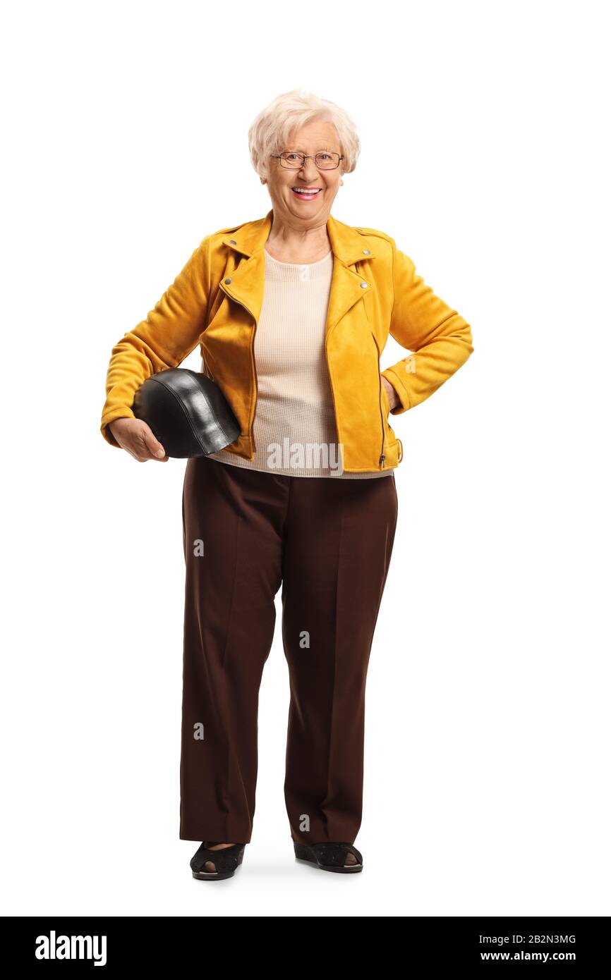 Ritratto a tutta lunghezza di una giovane donna che indossa una giacca in pelle gialla e che tiene un casco isolato su sfondo bianco Foto Stock