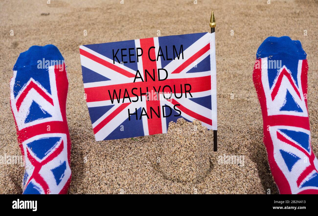 Bandiera di Unione jack sulla spiaggia. Mantenere la calma e lavarsi le mani. Concetto di coronavirus. REGNO UNITO Foto Stock