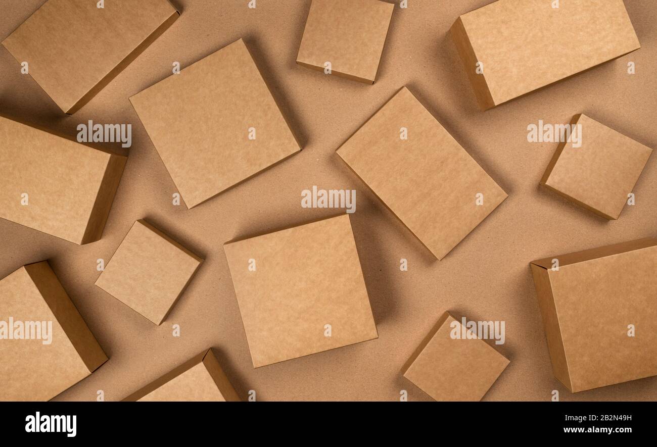 Scatole di cartone marroni su carta artigianale sfondo, vista dall'alto Foto Stock