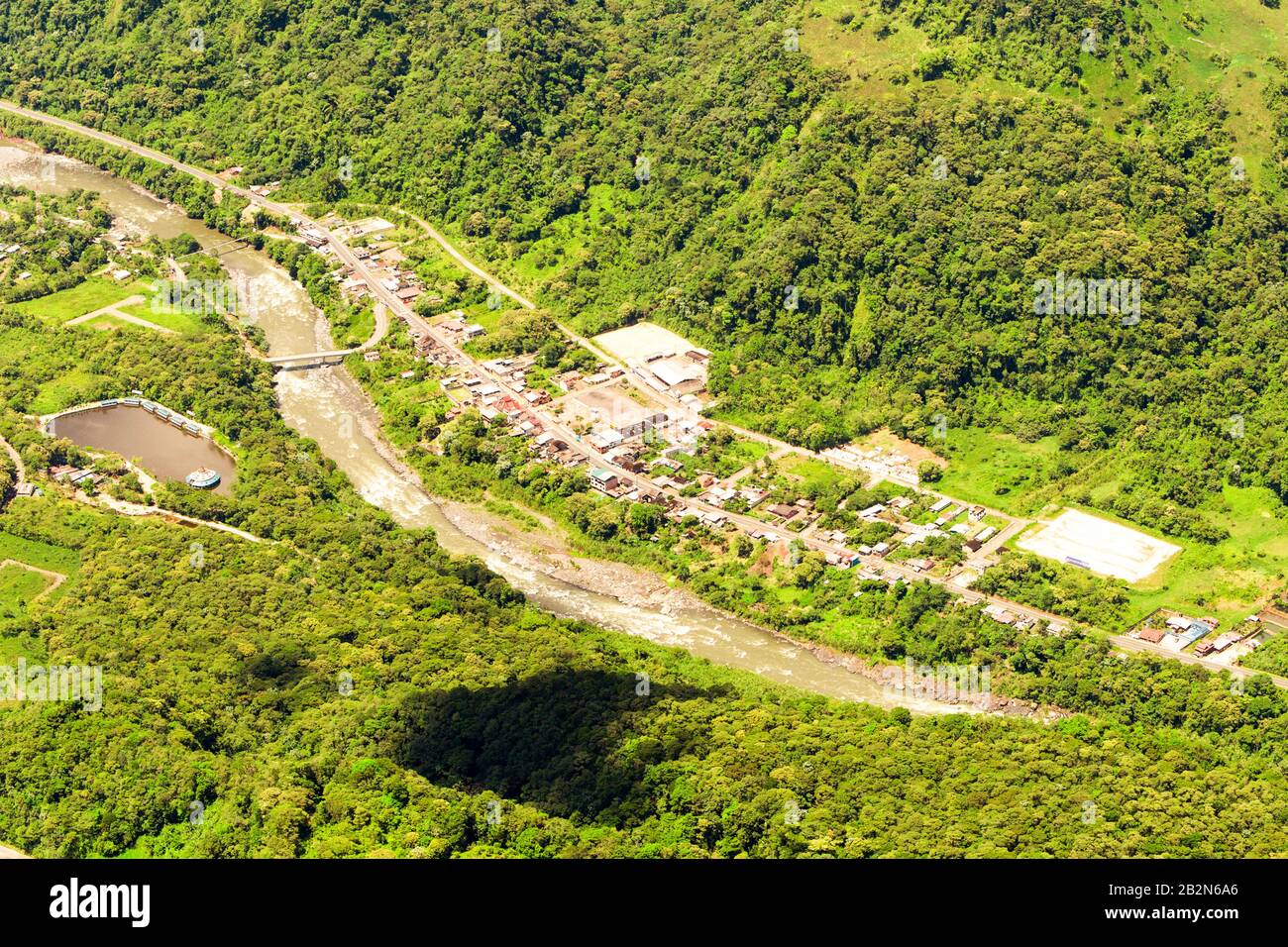 Pastaza fiume passando dal piccolo villaggio nella Ande ecuadoriane Riprese aeree Foto Stock