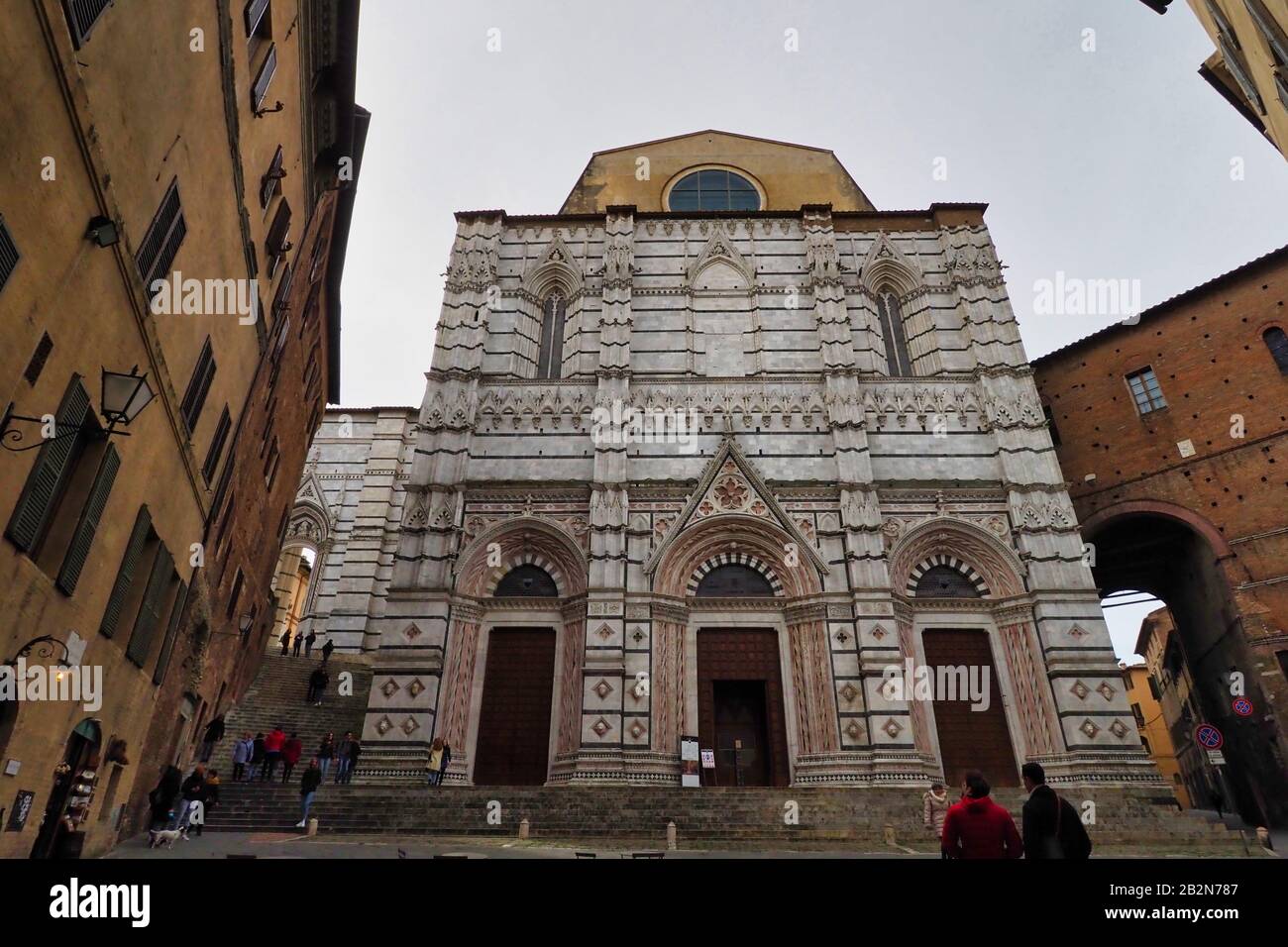 Facciata del Battistero di San Giovanni di Siena in giornata Foto Stock