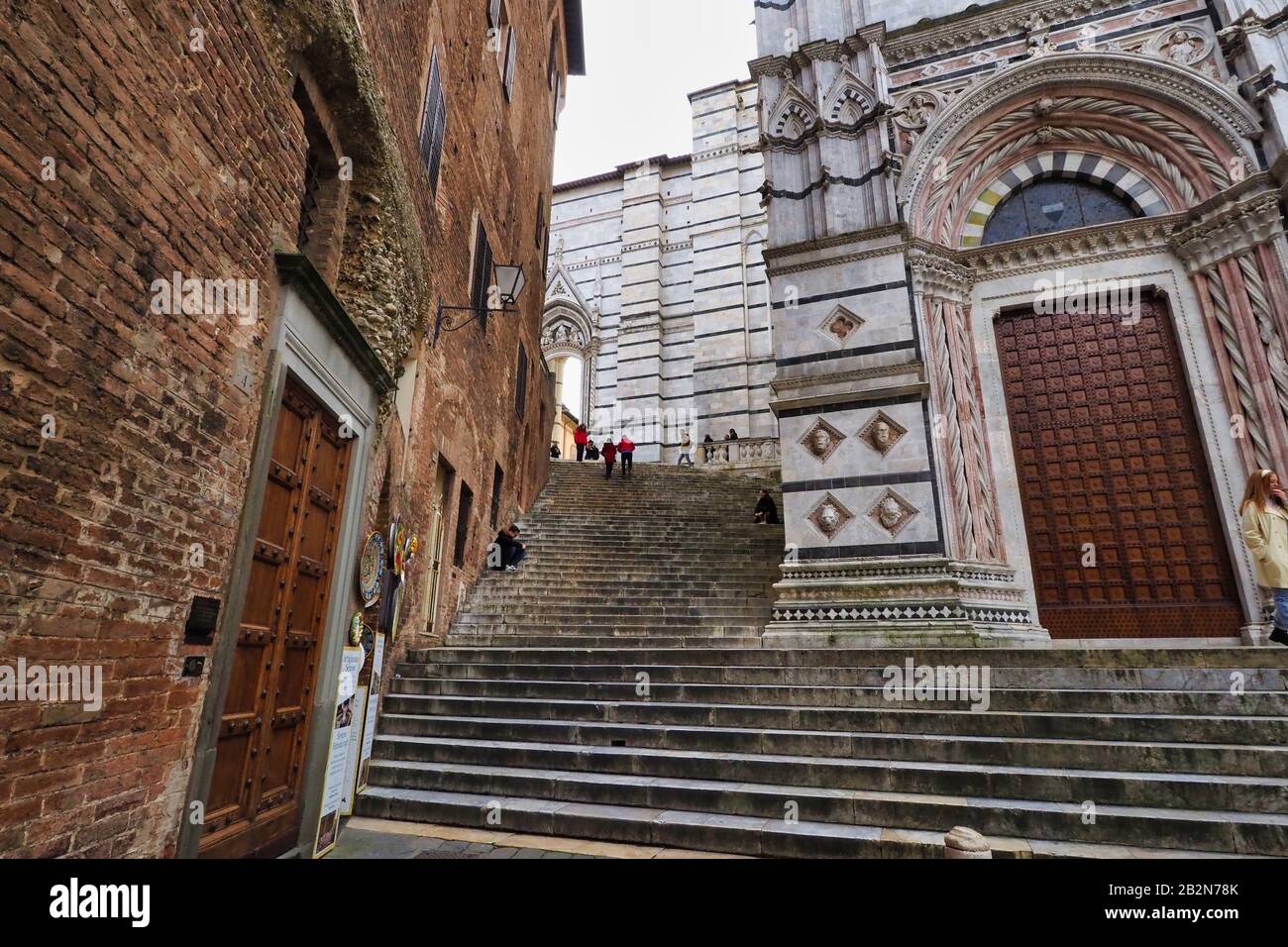 Scale Della Facciata del Battistero di San Giovanni di Siena in giornata Foto Stock
