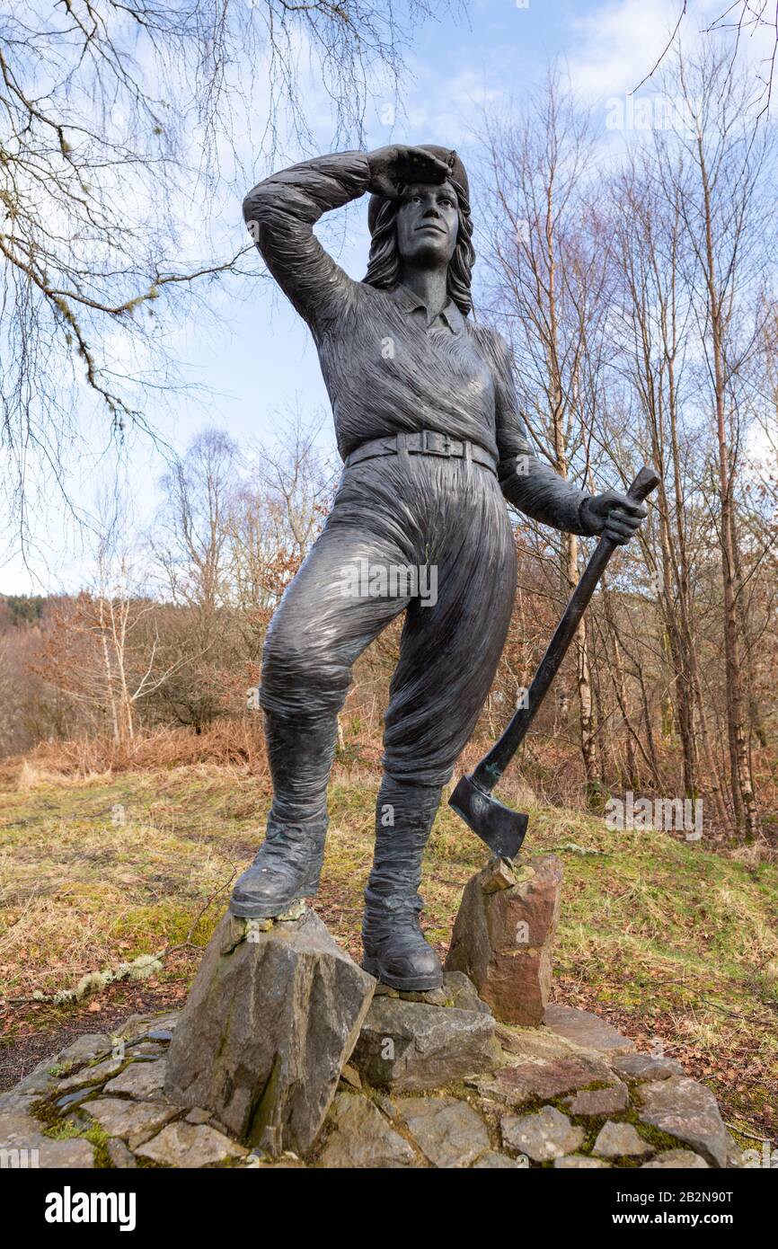Statua di Lumberjill in commemorazione del corpo del legno femminile WW2, Queen Elizabeth Forest Park, Aberfoyle, Scozia, Regno Unito Foto Stock