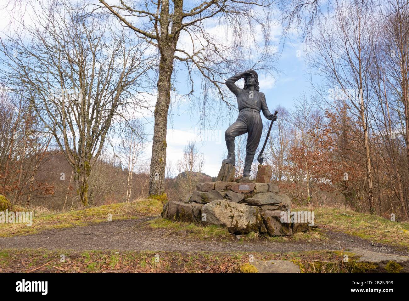 Statua di Lumberjill in commemorazione del corpo del legno femminile WW2, Queen Elizabeth Forest Park, Aberfoyle, Scozia, Regno Unito Foto Stock