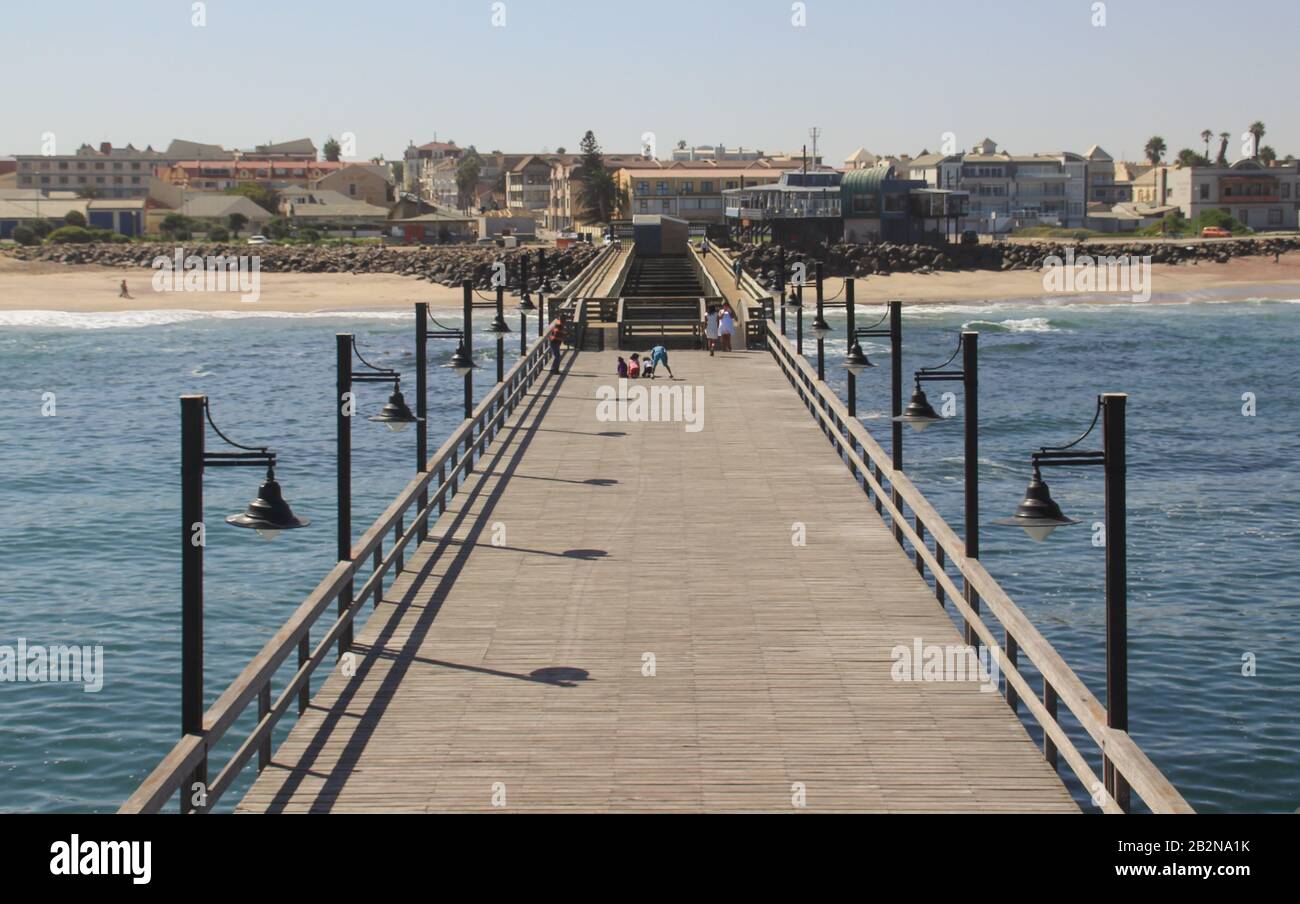 Swakopmund, Namibia - 18 aprile 2015: Molo sulla costa atlantica Foto Stock