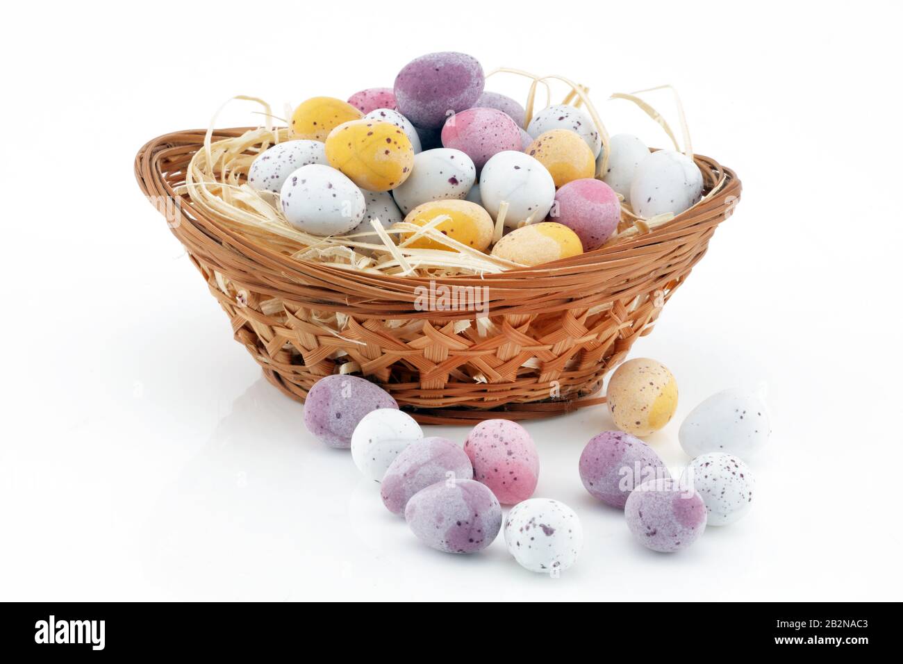 Caramella di Pasqua in un cestino isolato su sfondo bianco Foto Stock