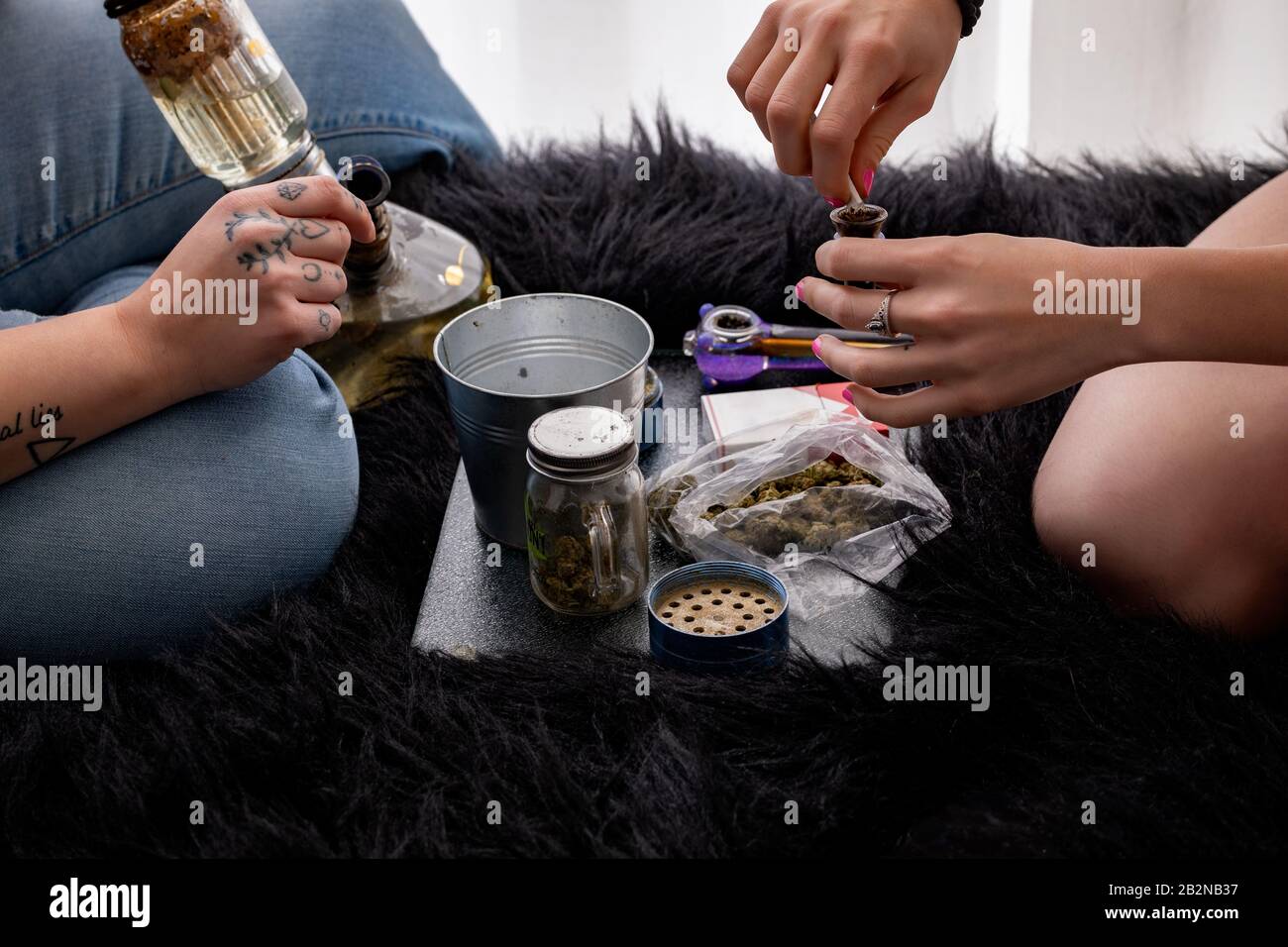 Due Persone Che Utilizzano Cannabis Ricreativo Con User Paraphernalia Foto Stock