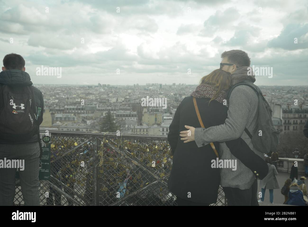Una coppia romantica abbraccia un punto panoramico affacciato su Parigi, pasakdek Foto Stock