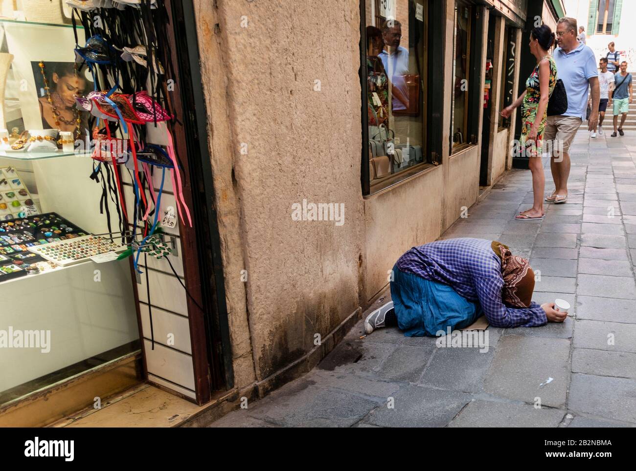 Donne che implorano per le strade di Venezia, Italia Foto Stock