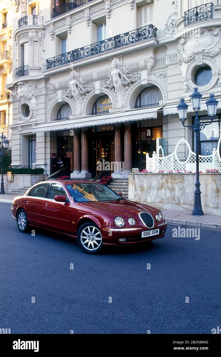 1999 Jaguar S Type al di fuori dell'Hotel De Paris Monte Carlo Foto Stock