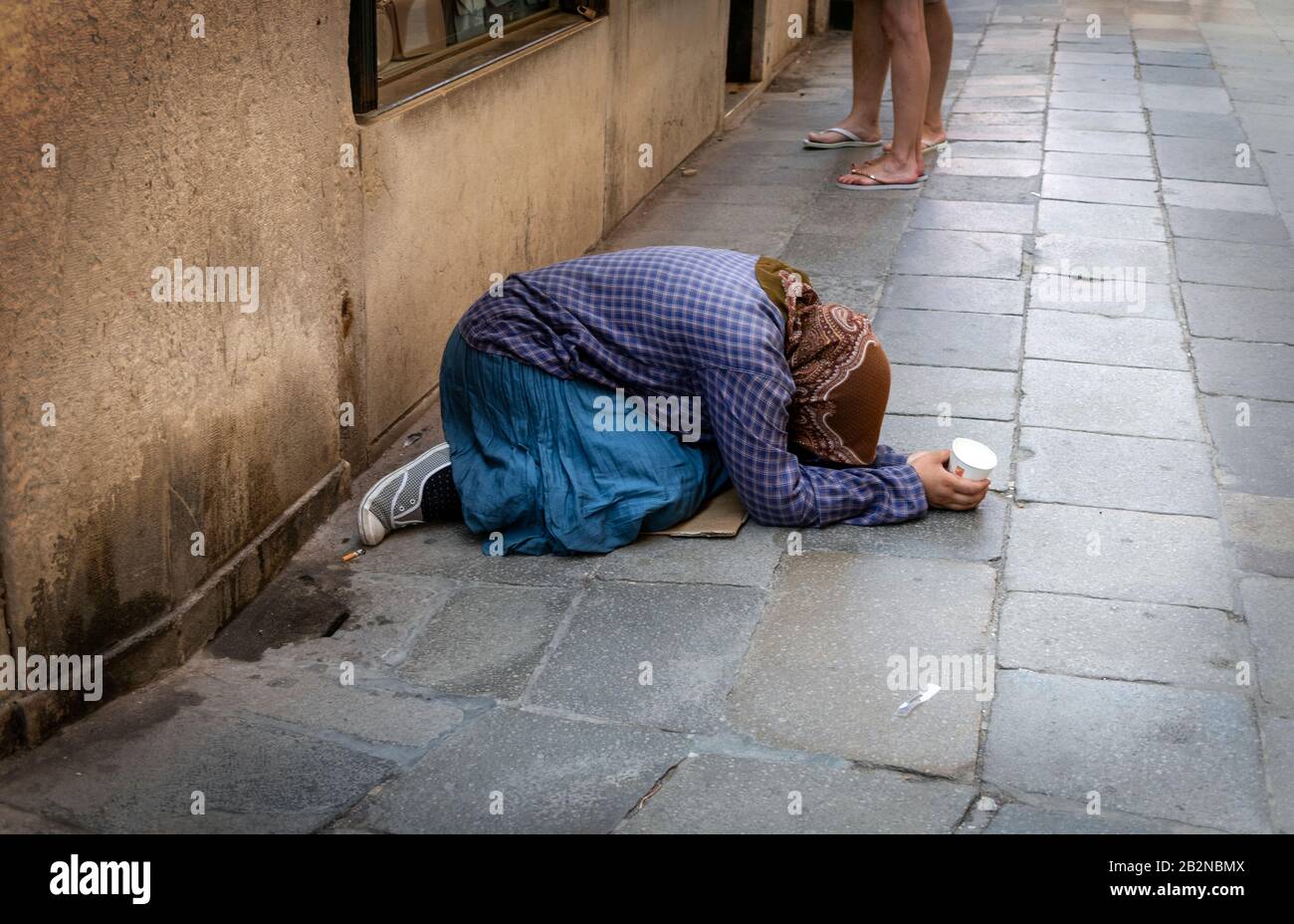 Donne che implorano per le strade di Venezia, Italia Foto Stock