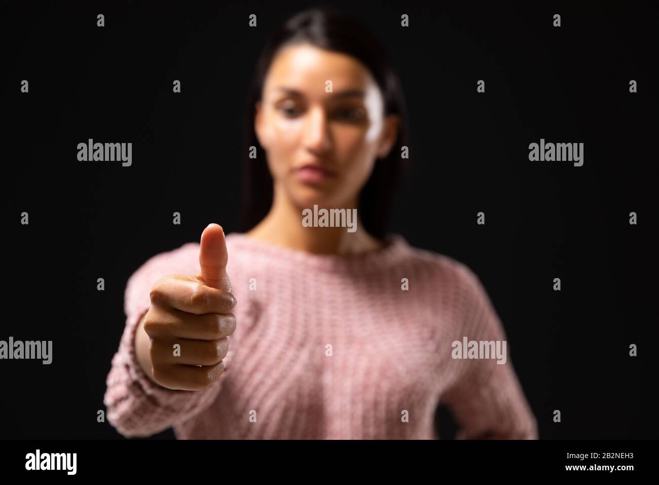 Donna mista su sfondo nero Foto Stock