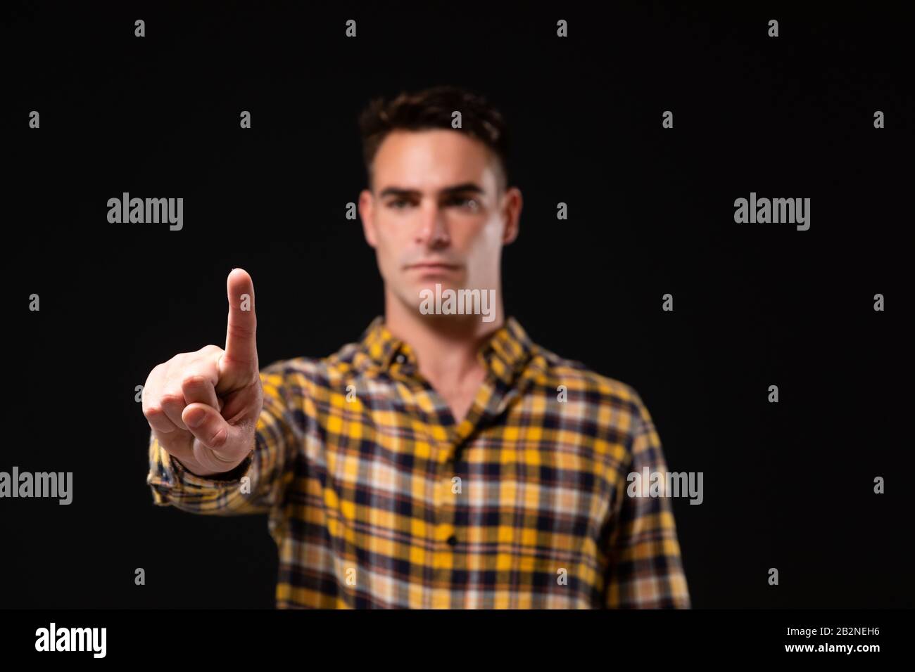 Uomo caucasico su sfondo nero Foto Stock