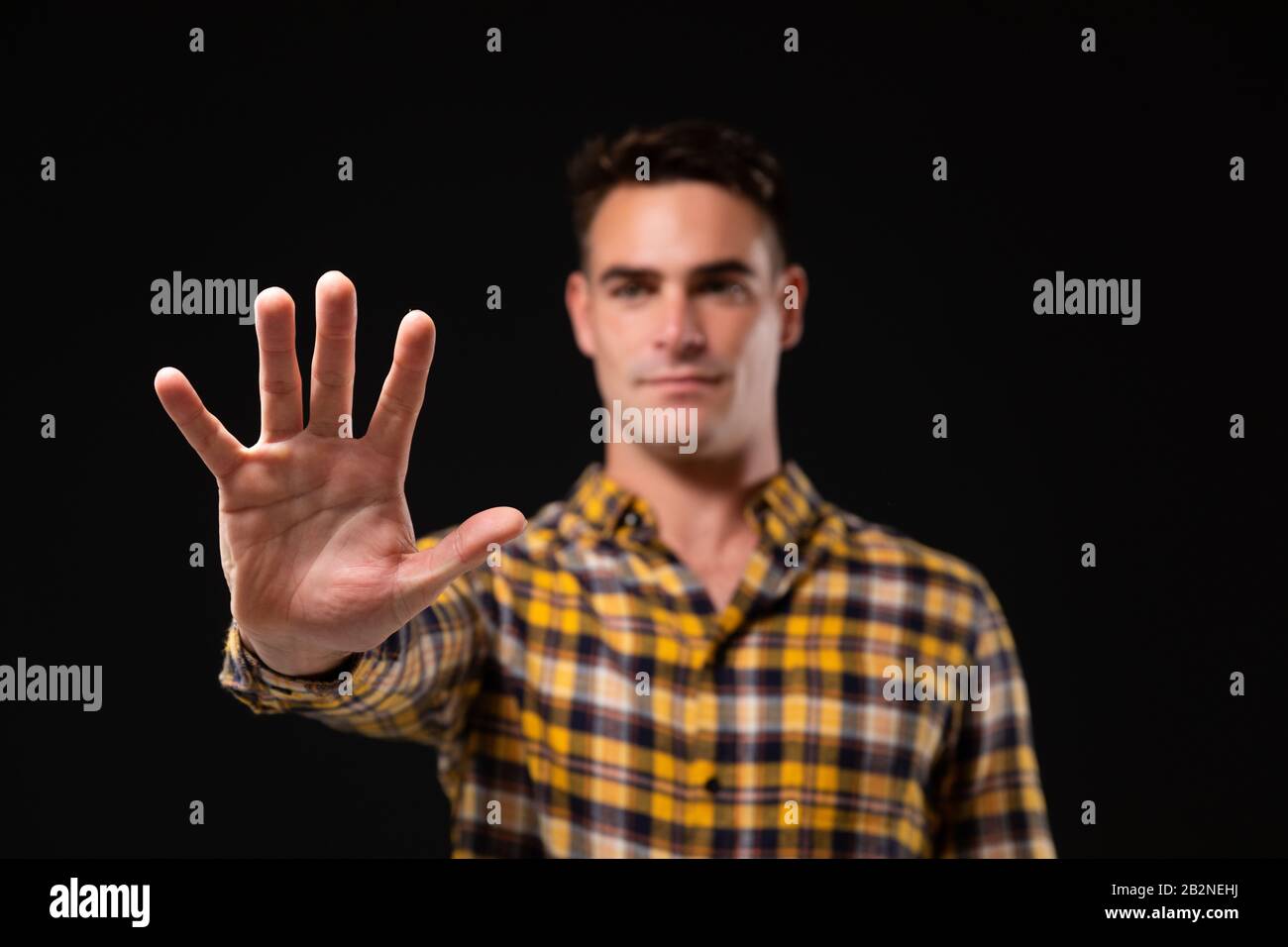 Uomo caucasico su sfondo nero Foto Stock