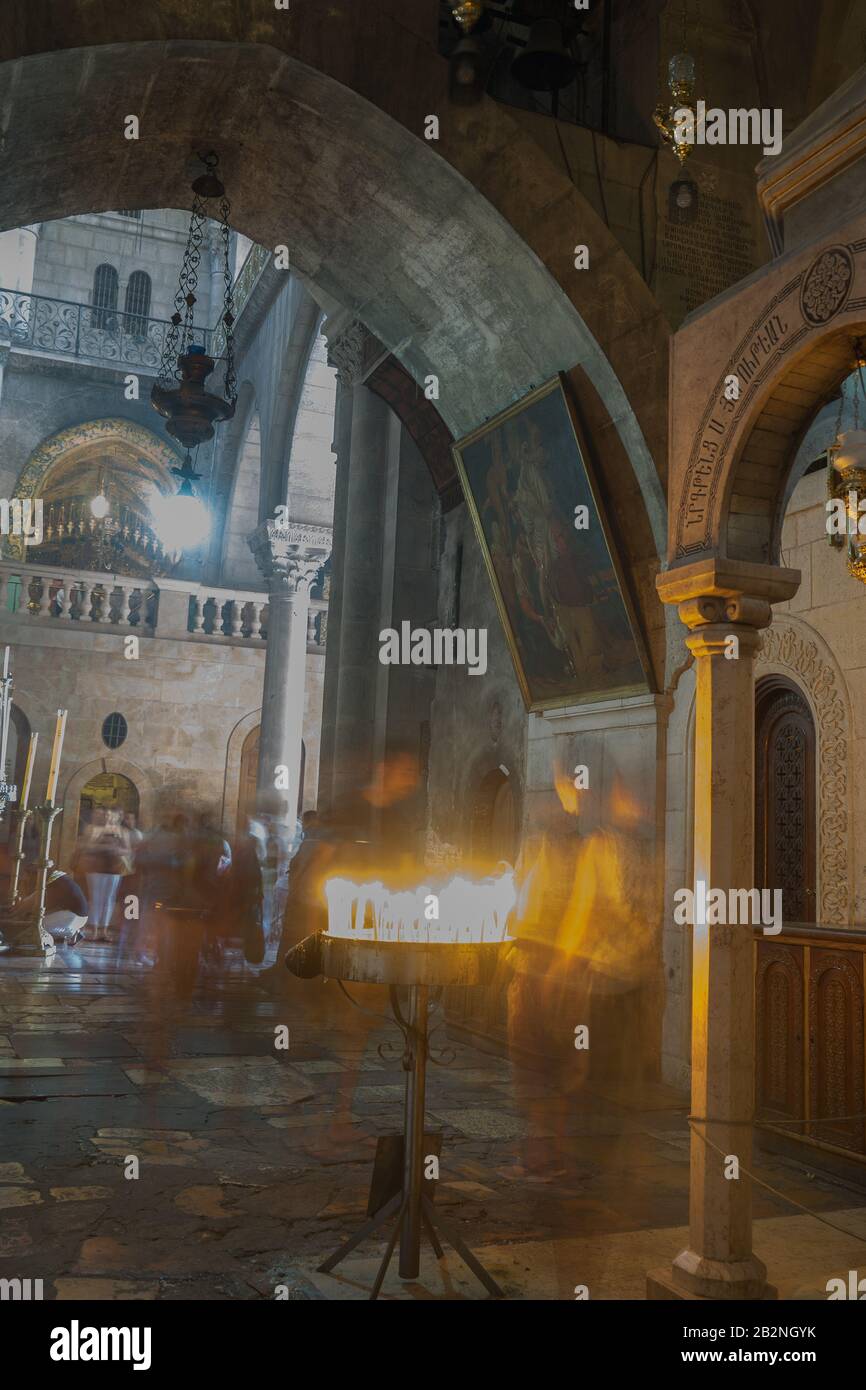 Piligorli pregando nella Chiesa del Santo Sepolcro Foto Stock