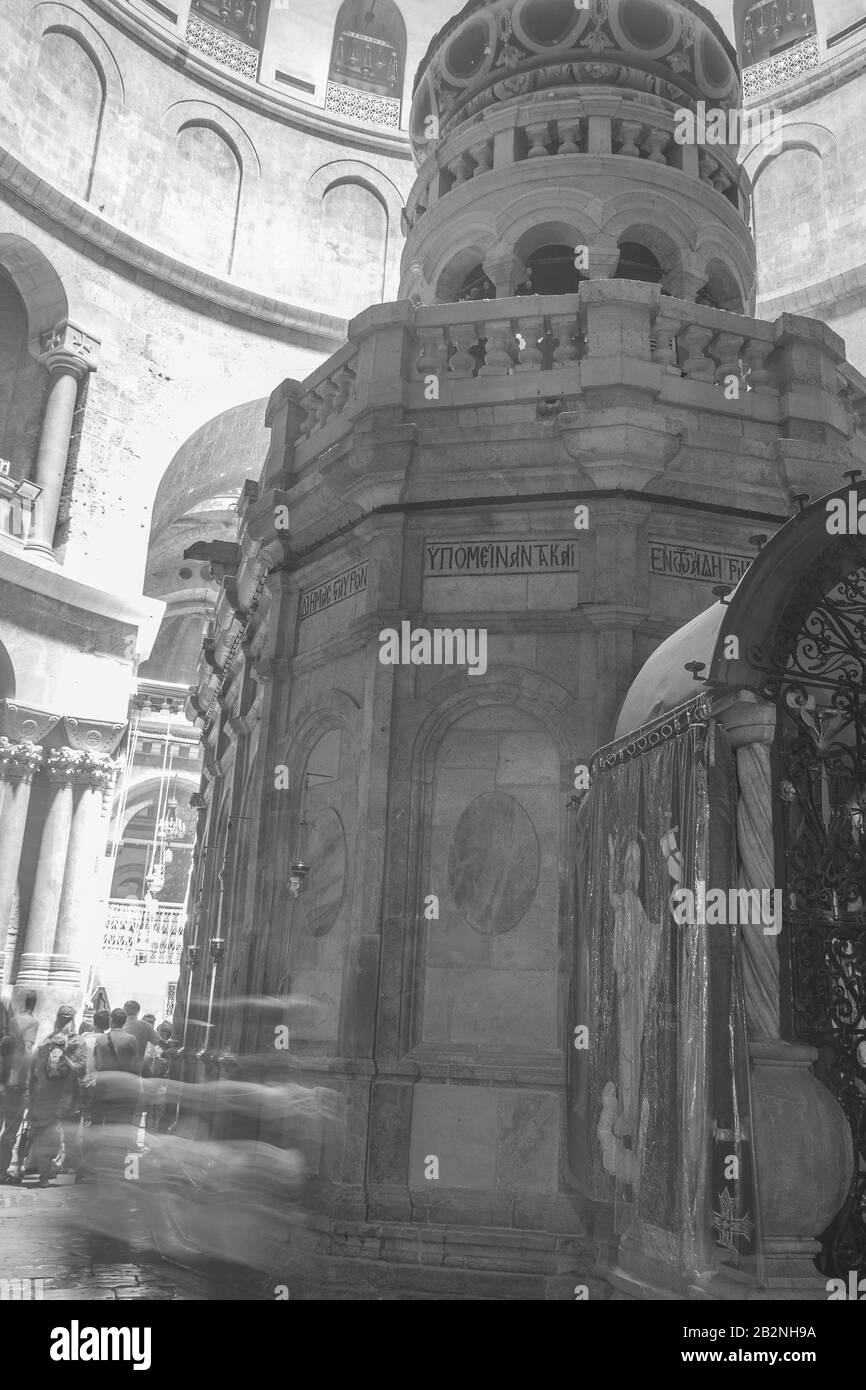 Piligorli pregando nella Chiesa del Santo Sepolcro Foto Stock