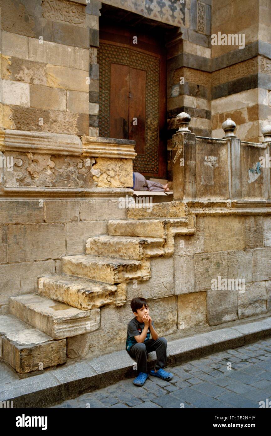 Fotografia di viaggio - scena di strada nel quartiere islamico Fatimid Cairo della città del Cairo in Egitto in Nord Africa Medio Oriente Foto Stock