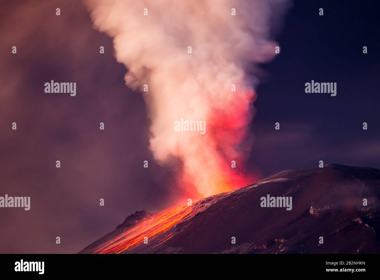 Super vicino vulcano Tungurahua di notte in eruzione Foto Stock