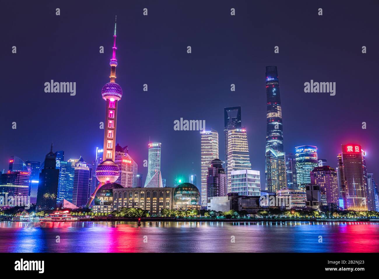 Shanghai, CINA, 27 OTTOBRE: Vista notturna dello skyline del distretto finnaciale di Pudong lungo il fiume Pearl il 27 ottobre 2019 a Shanghai Foto Stock