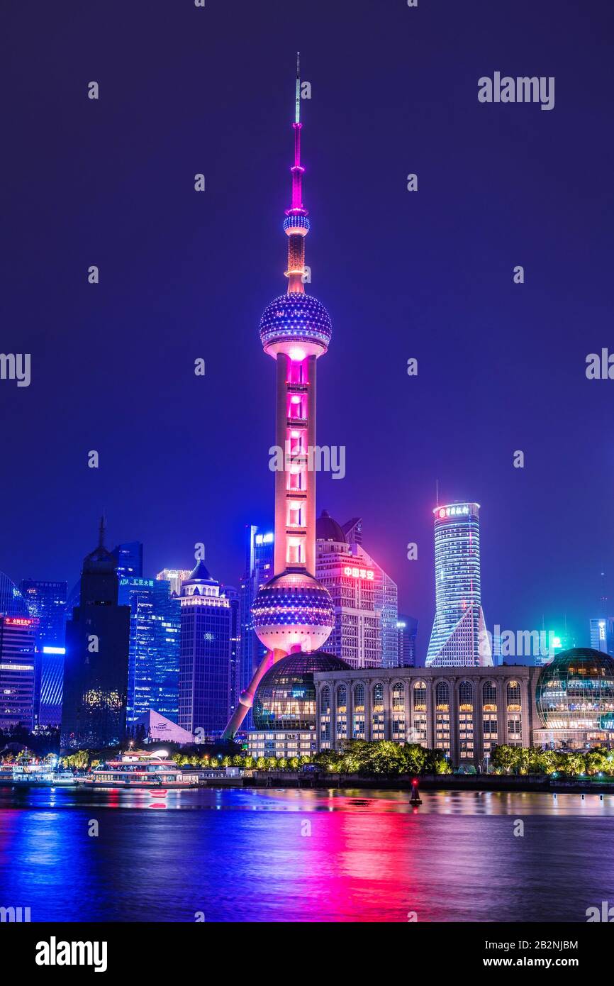 Shanghai, CINA, 27 OTTOBRE: Si tratta di una vista notturna della Oriental Pearl Tower lungo la zona lungo il fiume del quartiere finanziario di Pudong il 27 ottobre, Foto Stock