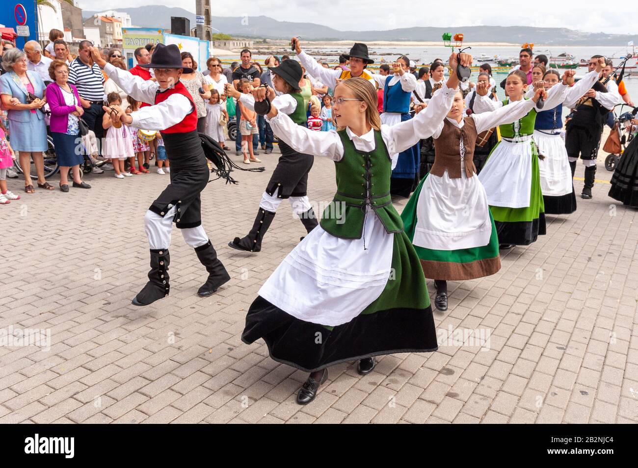 I bambini che ballano tradizionale durante le feste annuali, Corrubedo, Galizia, Spagna Foto Stock