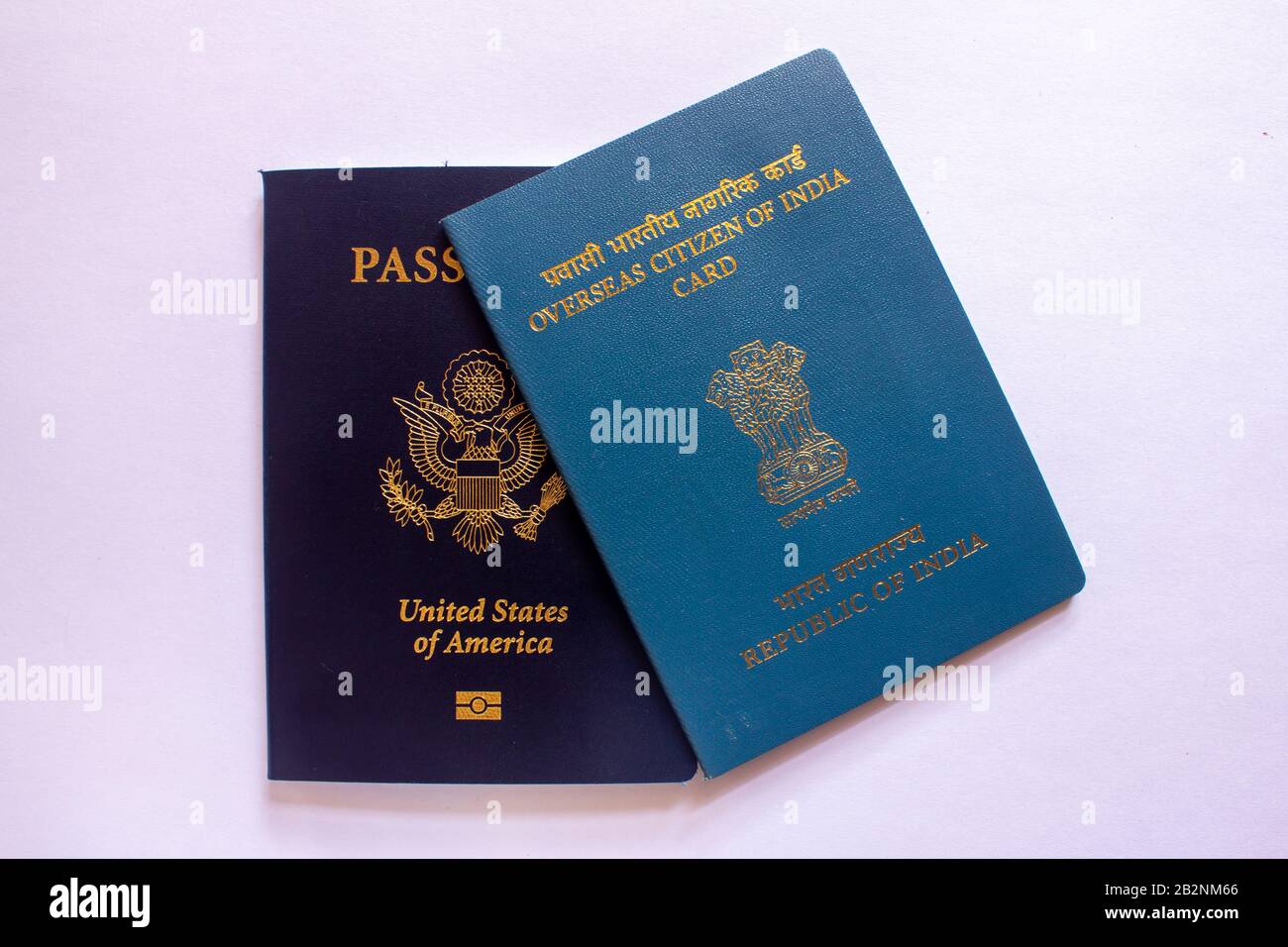 Vista della carta Overseas Citizen of India rilasciata agli indiani non residenti insieme al passaporto statunitense. Documento di viaggio. Foto Stock
