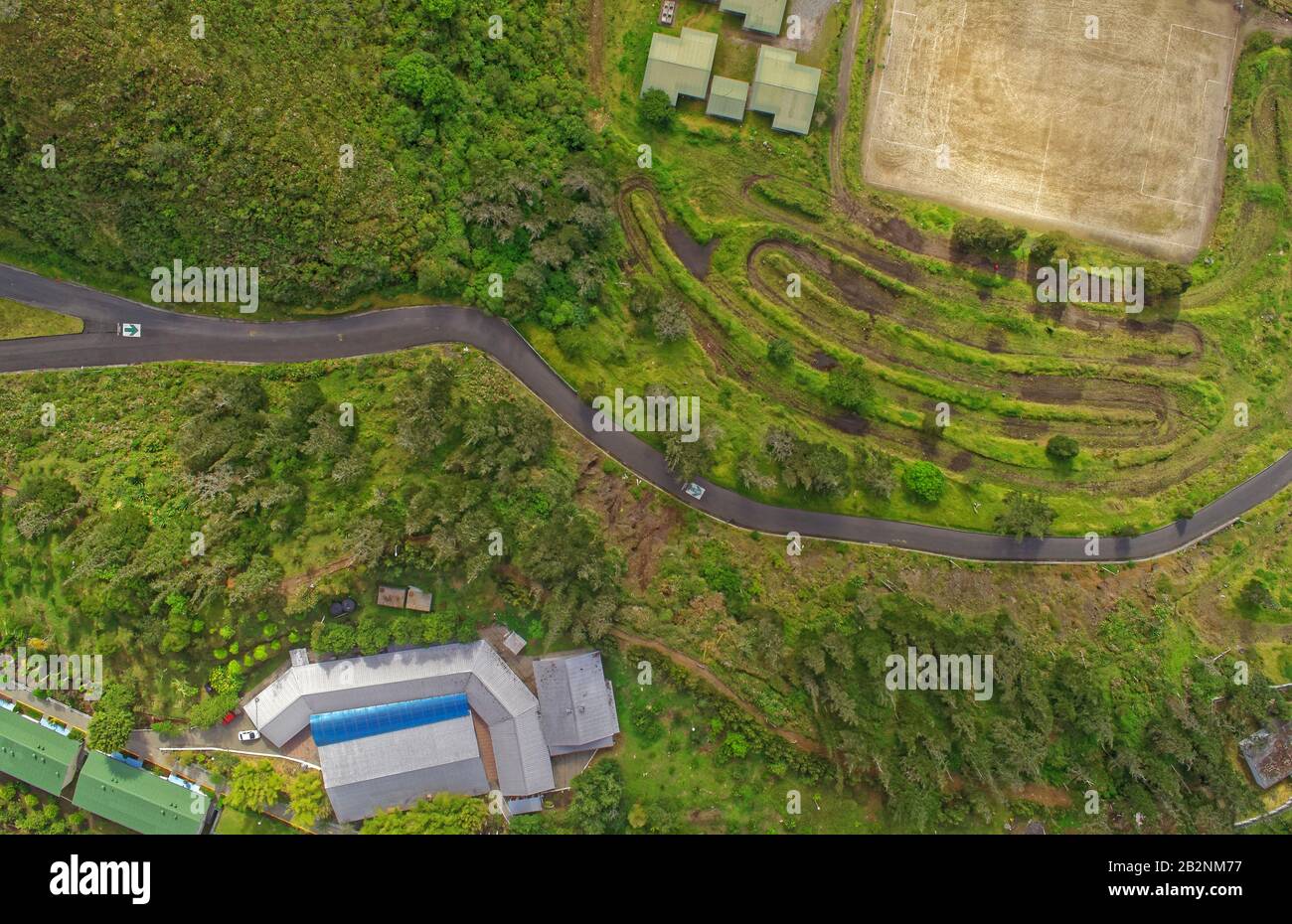 Nel complesso Vista aerea di piccole città turistica negli altipiani andini Banos de Agua Santa Tungurahua provincia Sud America Foto Stock