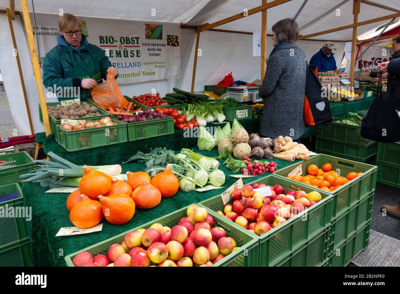 Stalla che vende verdure biologiche nel mercato del fine settimana a Kollwitzplatz, Prenzlauer berg, Berlino, Germania Foto Stock