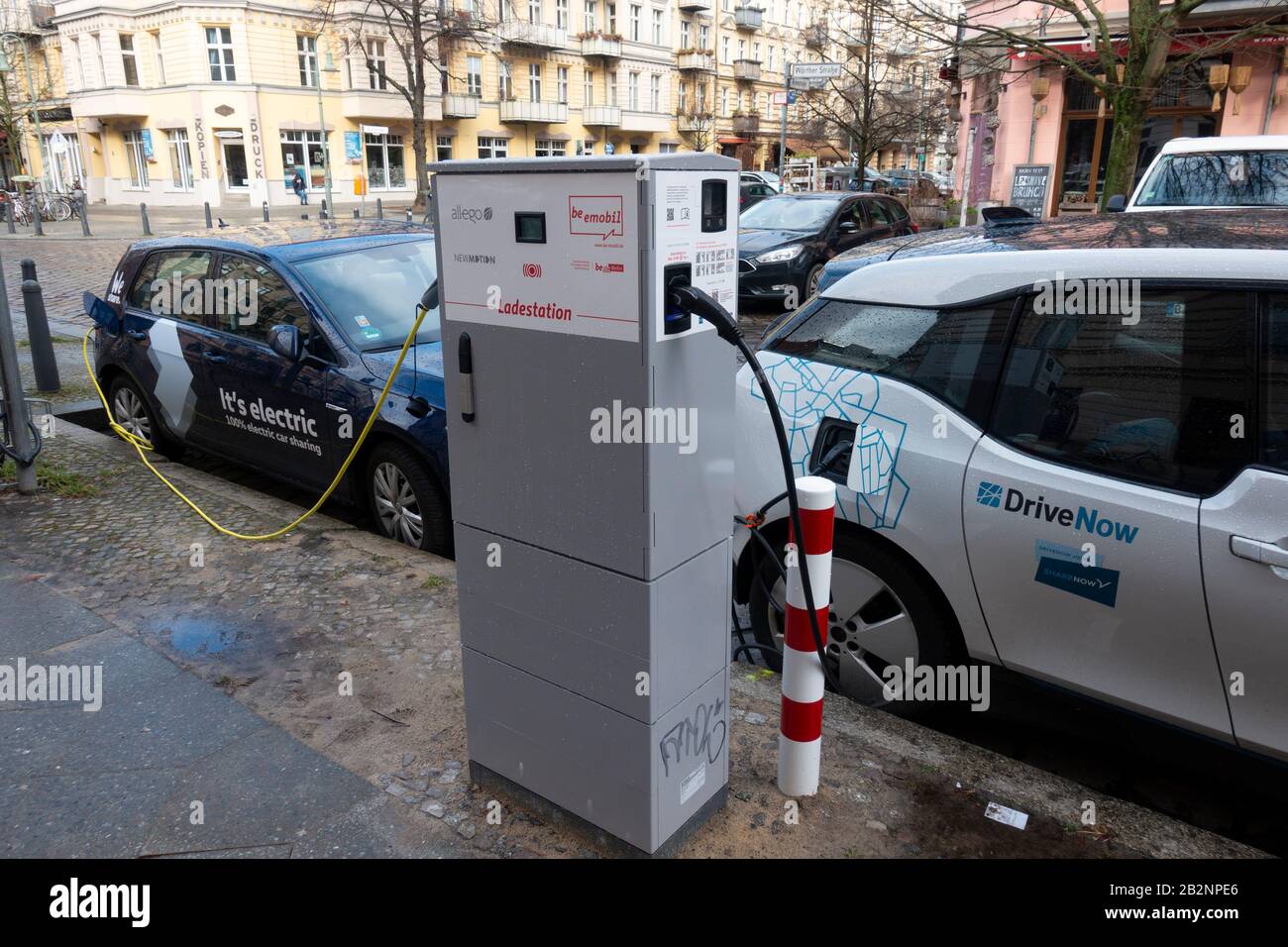 Due auto elettriche , parte degli schemi di car sharing che si caricano sulla strada a Prenzlauer Berg, Berlino, Germania Foto Stock