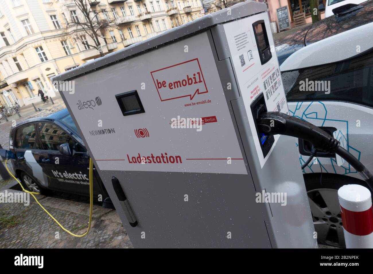 Due auto elettriche , parte degli schemi di car sharing che si caricano sulla strada a Prenzlauer Berg, Berlino, Germania Foto Stock