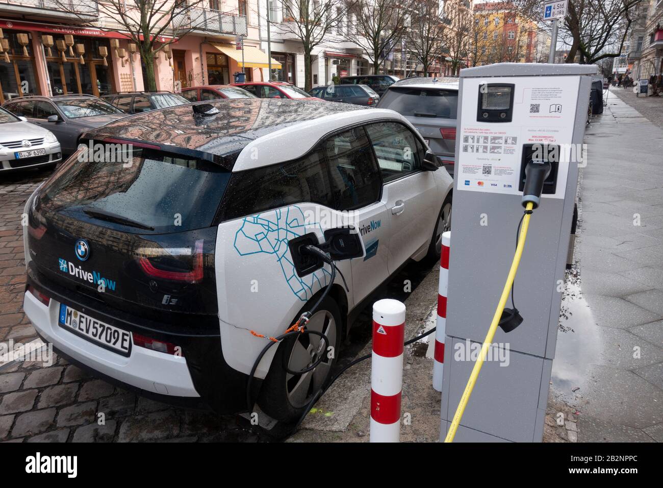 Auto elettrica di Drive Now car sharing Company carica sulla strada a Prenzlauer Berg, Berlino, Germania Foto Stock