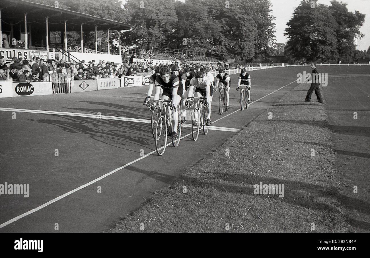 1950s, storico, ciclisti in pista che competono al velodromo di Herne Hill, Dulwich, Londra meridionale, Inghilterra, una delle più antiche piste ciclabili del mondo, essendo stata costruita nel 1891. Foto Stock