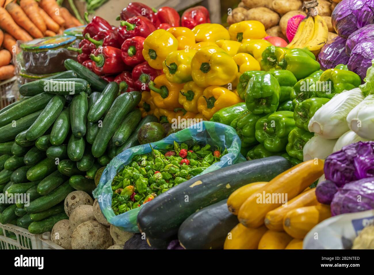 Il colouful mercato coperto a Nuwara Eliya vende coltivati localmente la frutta fresca e verdura. Nuwara Eliya, Sri Lanka. Foto Stock