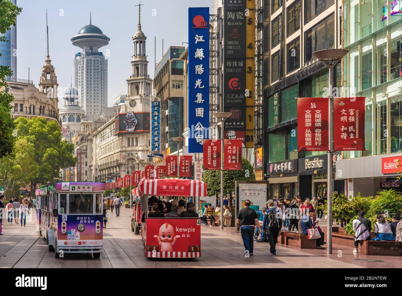 Shanghai, CINA, 28 OTTOBRE: Autobus che portano acquirenti e turisti attraverso Nanjing Road shopping strada il 28 ottobre 2019 a Shanghai Foto Stock