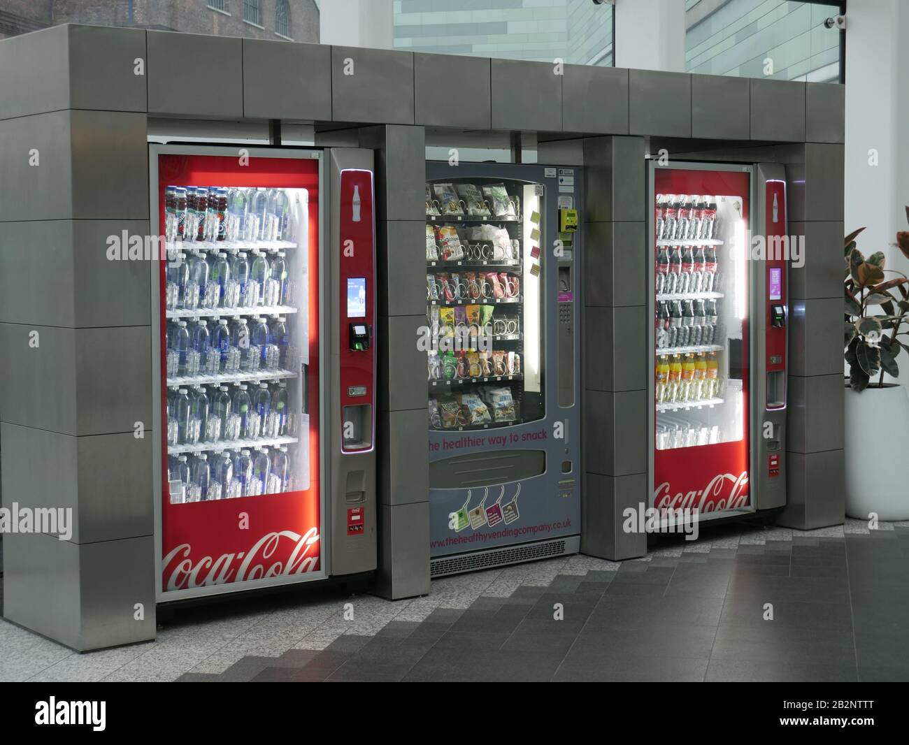 Distributori automatici nel foyer di Westfield, White City, Londra, Regno Unito Foto Stock
