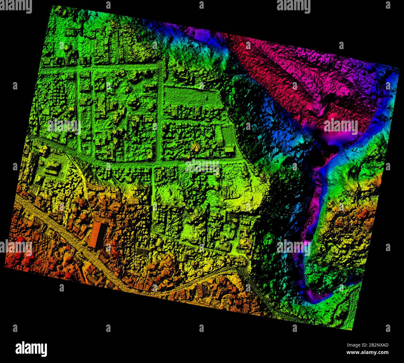 Modello digitale di elevazione (DEM, Digital Elevation Model) con codifica a colori e visualizzazione ortogonale dell'elevazione del terreno urbano e naturale, prodotta dalla fotogrammetria dei droni aerei. Gradiente di colore ipsonico dal blu (bassa eleva Foto Stock