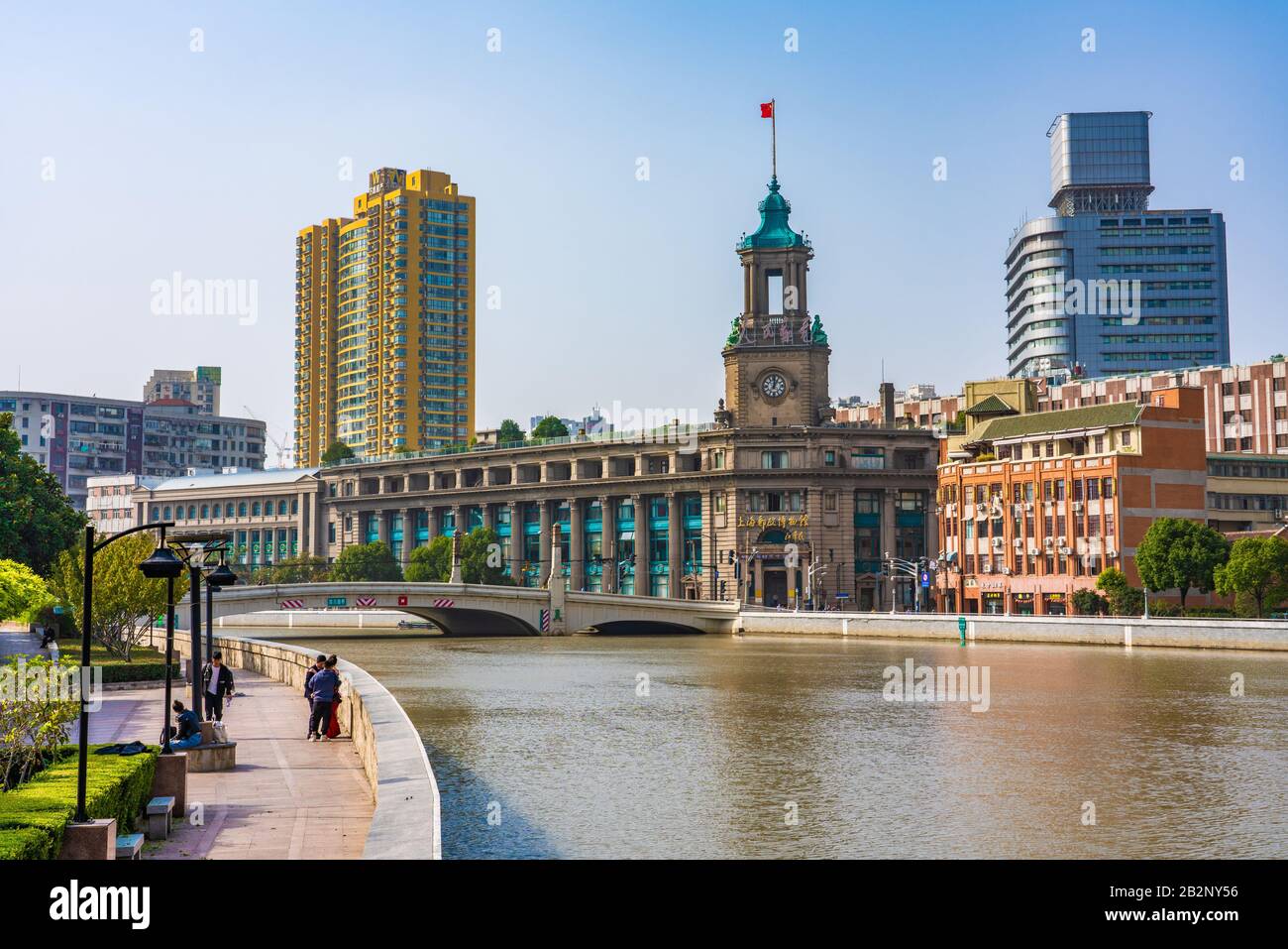 Shanghai, CINA, 29 OTTOBRE: Vista del Museo postale di Shanghai e degli edifici lungo il fiume a Suzhou Creek il 29 ottobre 2019 a Shanghai Foto Stock