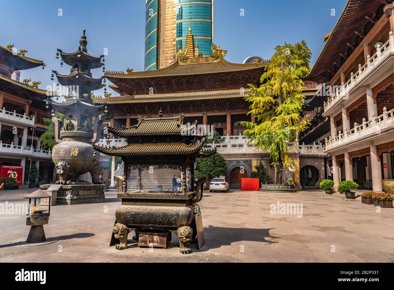 Shanghai, CINA, 30 OTTOBRE: Temple Grounds nel famoso tempio di Jing'an un tradizionale tempio buddista cinese il 30 ottobre 2019 a Shanghai Foto Stock