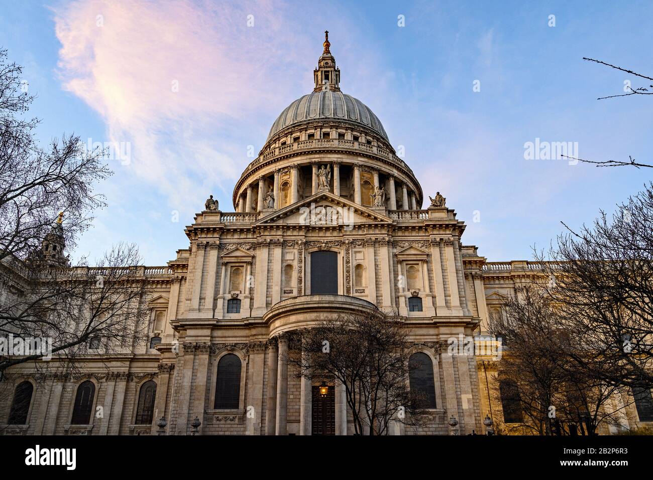 Cattedrale di St. Paul a Londra, Regno Unito. Vista serale di San Paolo dal sud della cattedrale. Vista della cupola incorniciata da alberi. Foto Stock