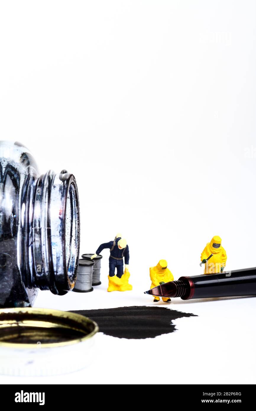 Immagine concettuale della figura in miniatura persone che indossano abiti Hazmat ispezione di una penna fontana e inchiostro versato con spazio di copia Foto Stock