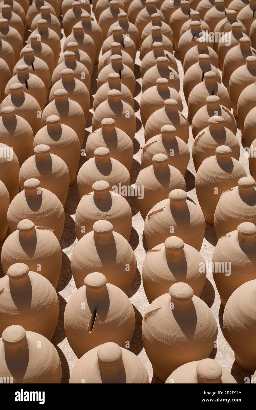 Terracotta tradizionale fatta a mano in terracotta non cotta in vendita, ceramica Aali, Aali, Regno del Bahrain Foto Stock