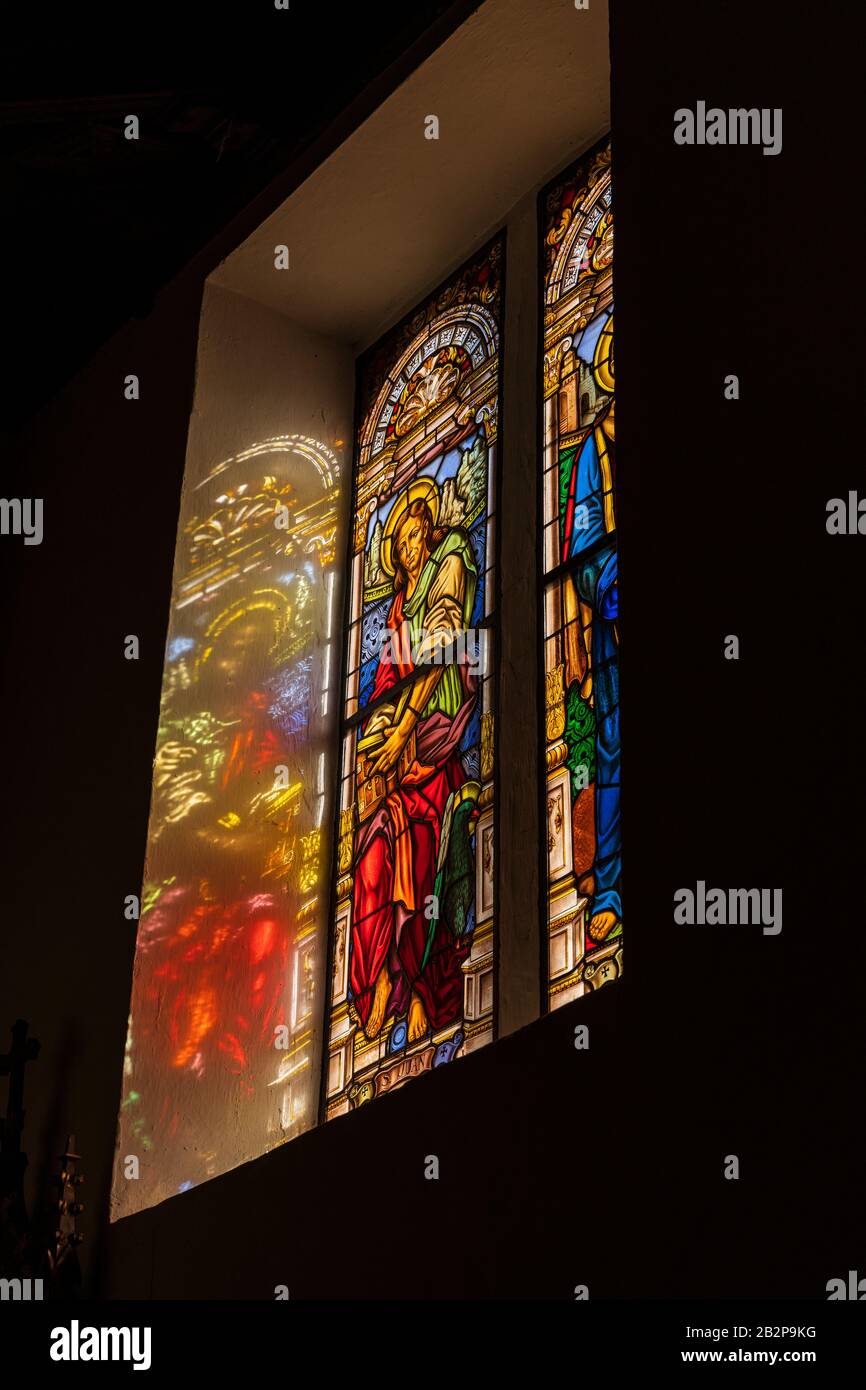 Luce solare che scorre attraverso vetrate colorate con foto di San Giovanni, San Juan, e San Marco, San Marco, nella chiesa di Nuestra Senora de Foto Stock