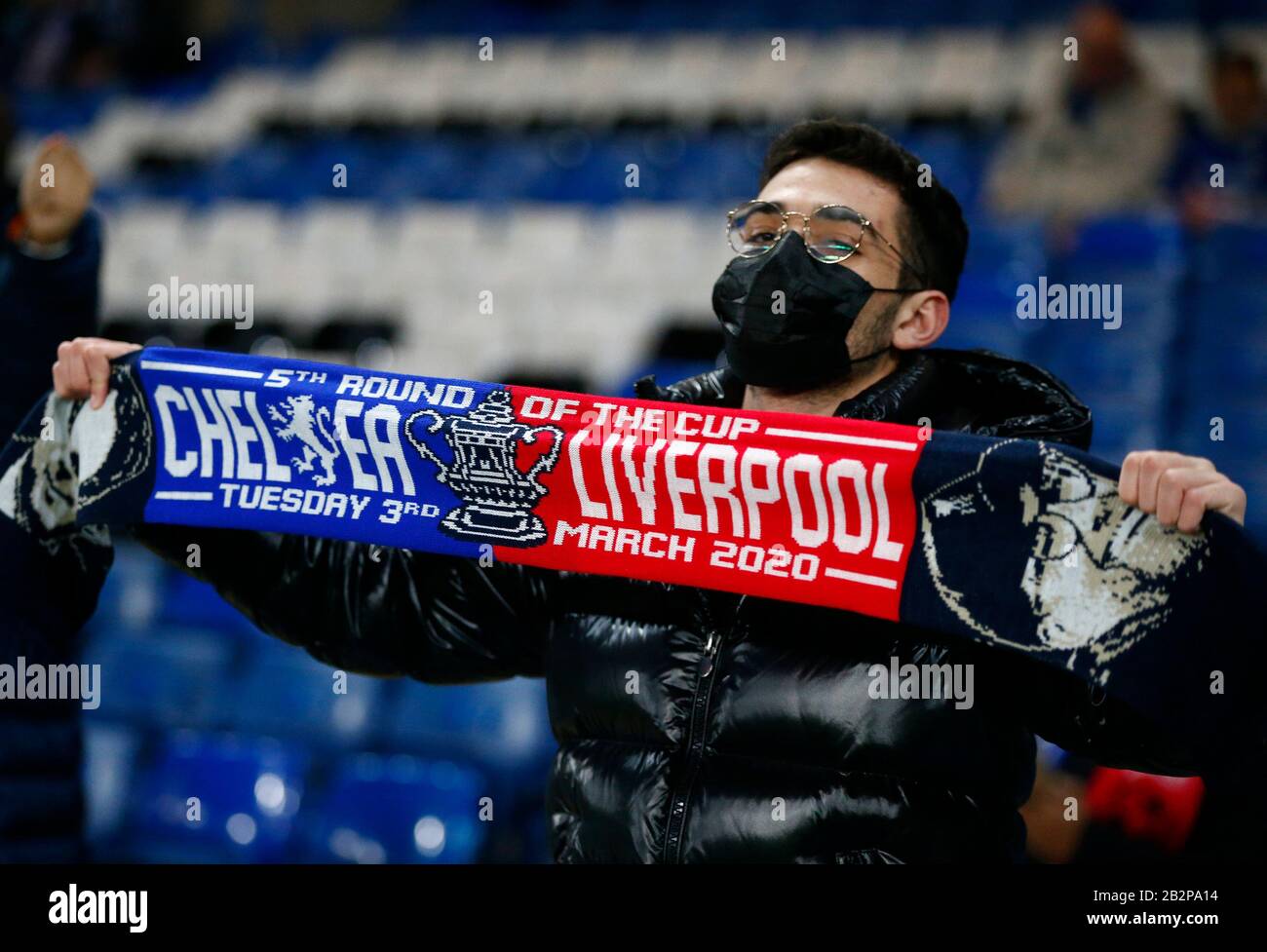 Londra, Regno Unito. 3rd Mar 2020. Chelsea Fan indossa una maschera durante la fa Cup Fifth Round tra Chelsea e Liverpool allo Stanford Bridge Stadium, Londra, Inghilterra il 03 marzo 2020 Credit: Action Foto Sport/Alamy Live News Foto Stock