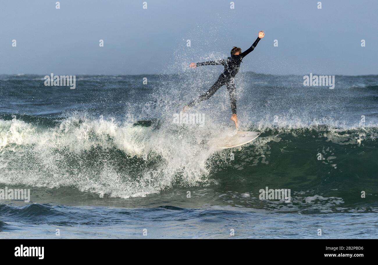 Mossel Bay, Sudafrica. Surfing le onde. Surfista cavalcare onda, tempesta cielo Foto Stock