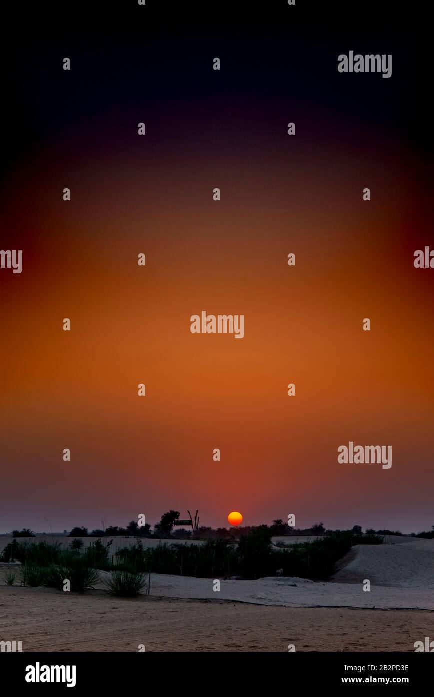 Tramonto nel deserto, vista dal lago Love, Dubai. Foto Stock